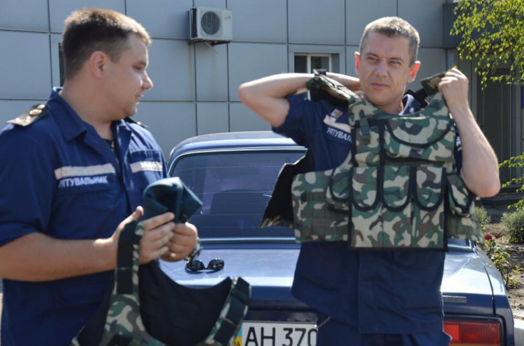 Авдеевские коксохимики передали спасателям бронежилеты и каски (ФОТОФАКТ)