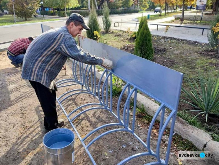 В Авдіївці біля ринку облаштували велопаркінг та пішохідні тротуари