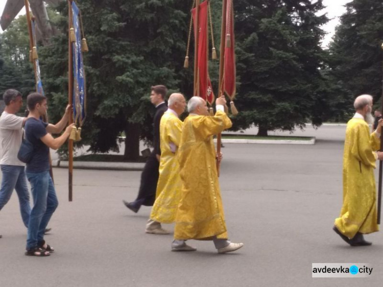 Авдеевка массово помолилась за мир: фоторепортаж