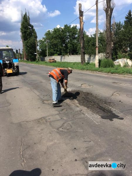 Фотофакт: в Авдеевке идет дорожный ремонт