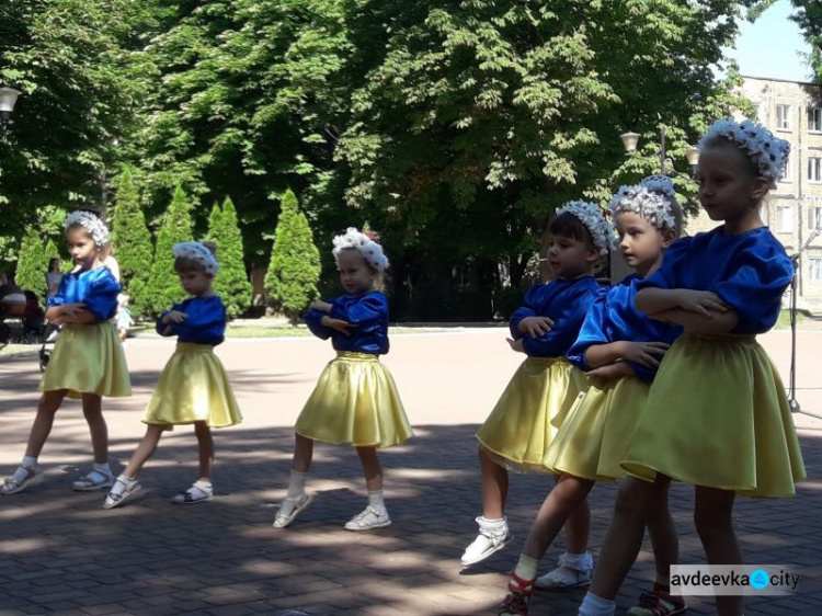 В Авдіївці співали, танцювали, нагороджували та віддавали шану захисникам: фотозвіт