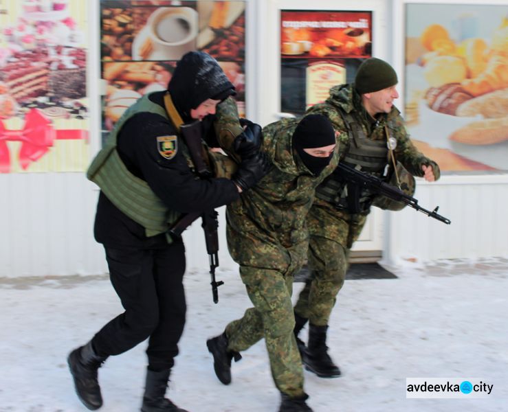 В Авдеевке провели спецоперацию: появились фото освобождения человека