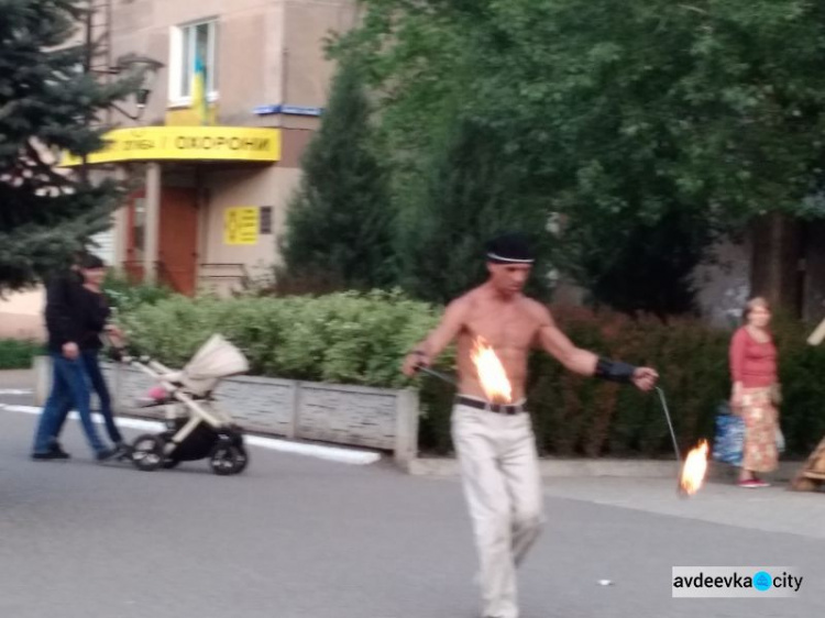 Дядя Фёдор развлекал авдеевцев огнём (ФОТО)