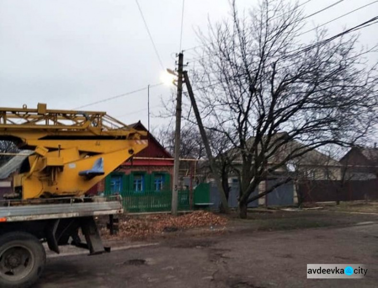 Комунальники Авдіївки проклали нову електромережу вуличного освітлення у старій частині міста