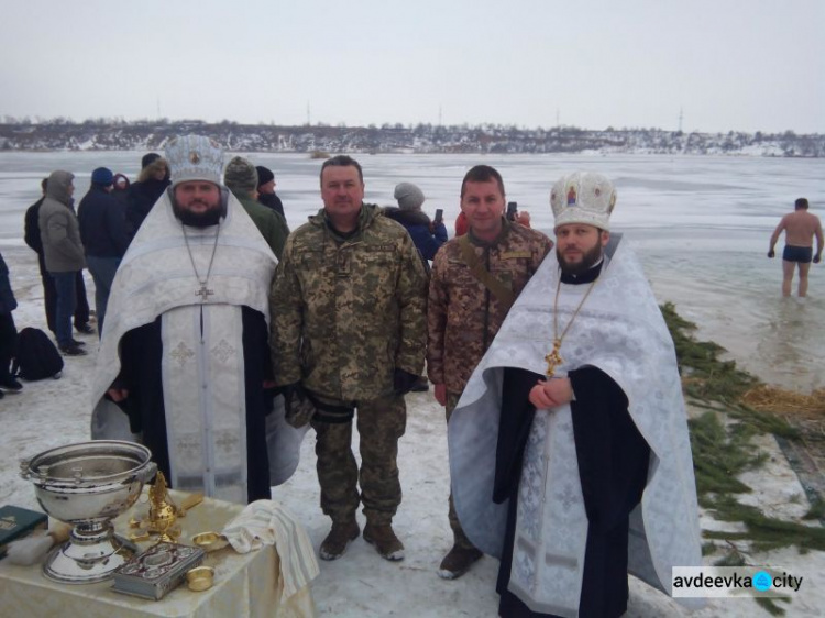 Представители CIMIC Avdeevka передали воинам помощь и окунулись в прорубь