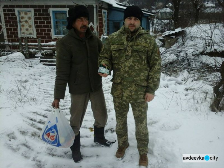 Малообеспеченным семьям и пенсионерам в старой Авдеевке доставили продуктовые наборы и лекарства (ФОТО)