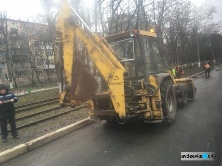 Авдеевские коммунальщики активно взялись за уборку города (ФОТОФАКТ)