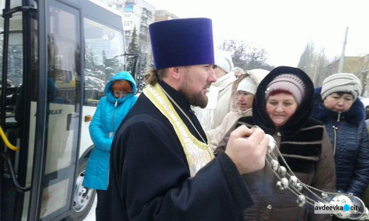 На новеньких автобусах и с Божьим благословением: В Авдеевке запустили новый маршрут (ФОТОРЕПОРТАЖ)