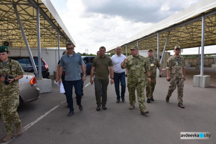 Новый глава Донецкой ОГА прибыл на КПВВ у линии разграничения (ФОТО)