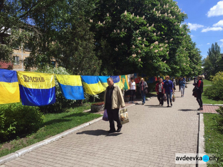 Бульвар в прифронтовой Авдеевке заполонили флаги с пожелания мира в Украине (ФОТОРЕПОРТАЖ)