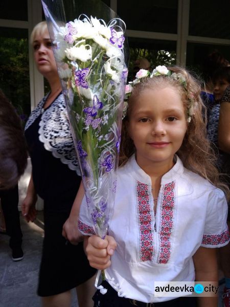 Фоторепортаж: День знаний в Авдеевке - вышиванки, юбилей, улыбки и слёзы