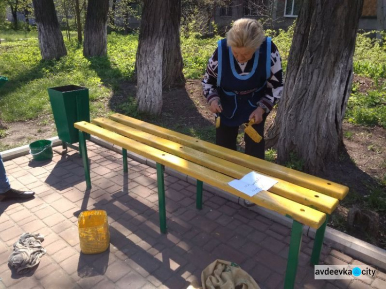 Лавочки в центре Авдеевки заиграли новыми красками (ФОТОФАКТ)