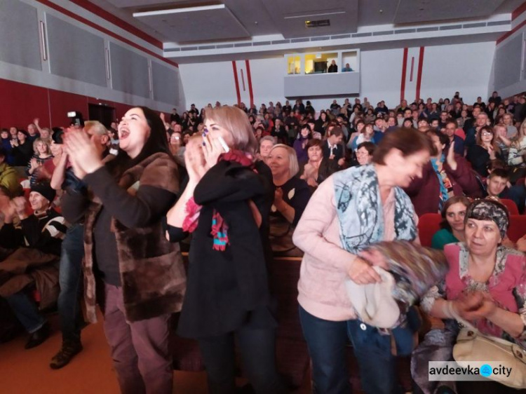 Юмор, подарки и концерт: в Авдеевке масштабно и ярко провели творческий вечер Юрия Сунгурова (ФОТО)