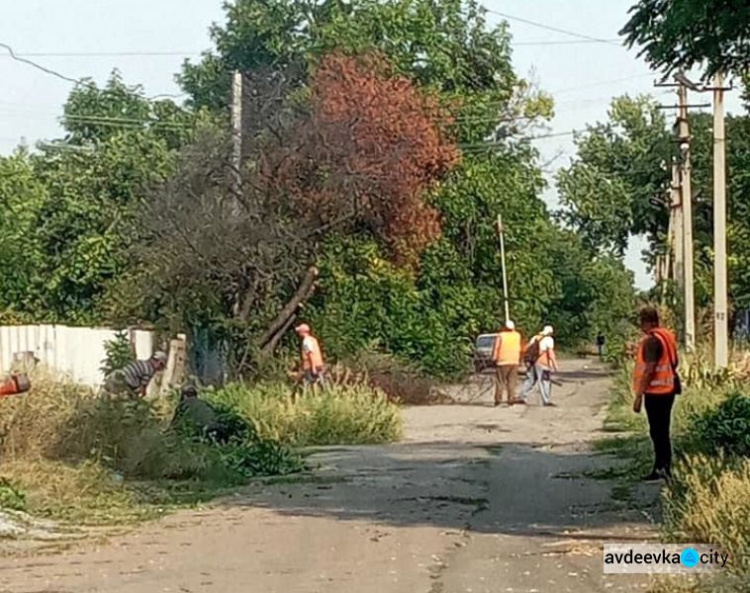 Коммунальщики Авдеевки в "чистый четверг" навели порядок на одной из улиц в старой части города (ФОТО)