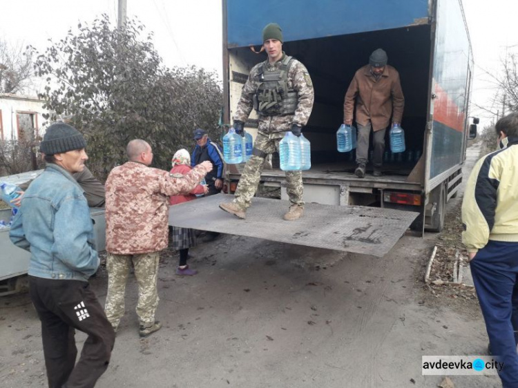 Вода, хлеб и духовная пища: авдеевские «симики» помогают военным и гражданским (ФОТО)