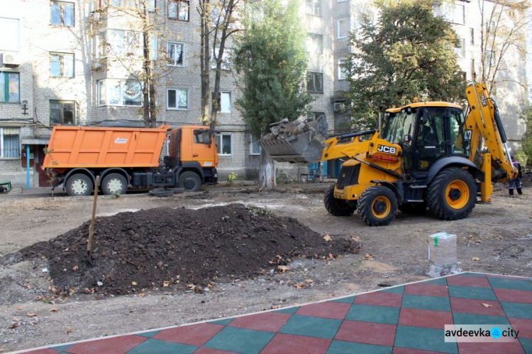 ФОТОФАКТ: строительство новой детской площадки на финишной прямой