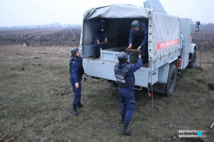 На Донетчине пиротехники ликвидируют крупный склад "старых" снарядов и мин (ФОТО)