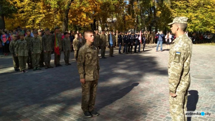 В районе Авдеевки военным передали торты, рисунки, бочку и оберег