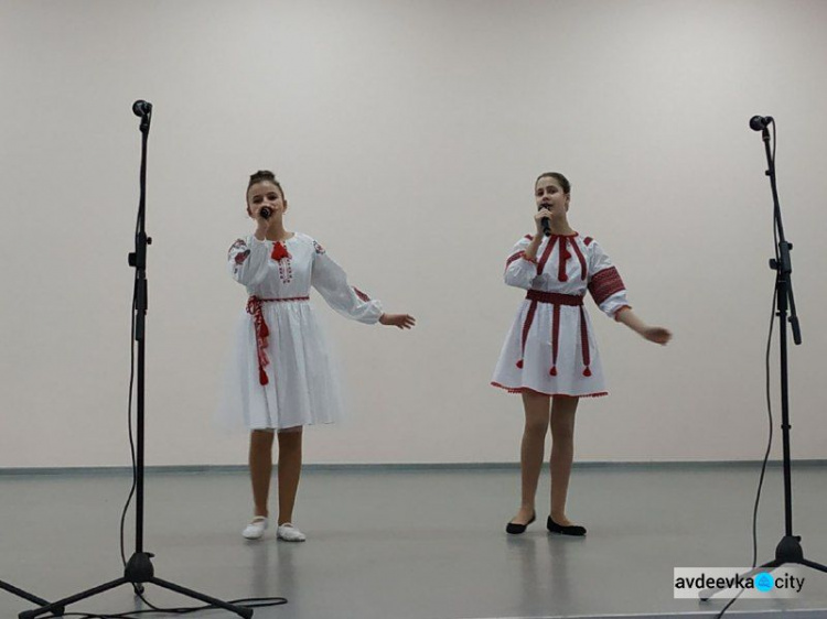 В Авдеевке женщины получили музыкальные и сладкие подарки (ФОТО)