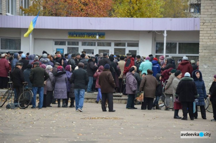 В авдеевской школе раздают продуктовые наборы (ФОТО)