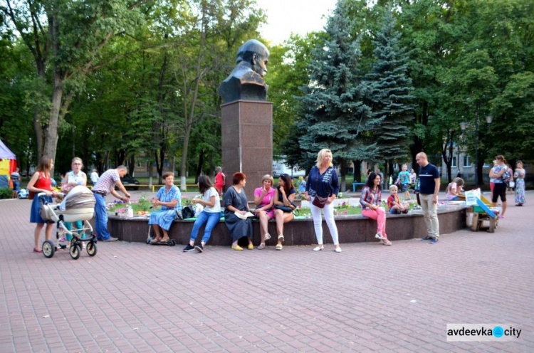 В Авдеевке состоялся музыкально-книжный вечер: фоторепортаж