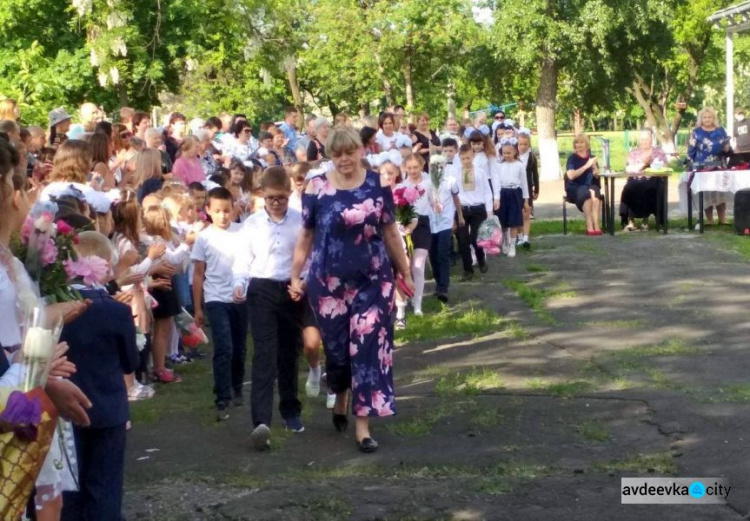 В школах Авдеевки прозвенели последние звонки (ФОТО)