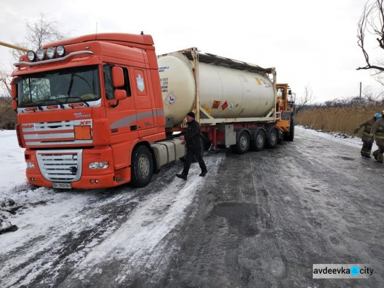 Авдеевские спасатели и коксохимики выручили попавший в ловушку бензовоз (ФОТО)