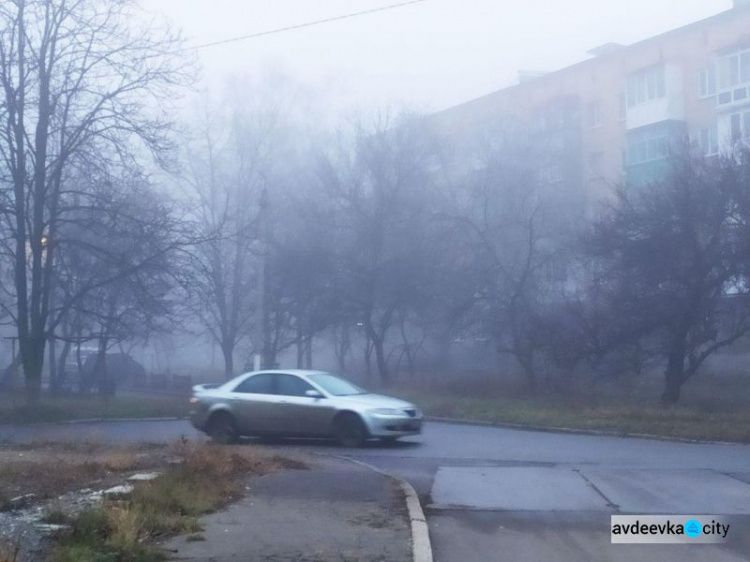 Авдеевку накрыл густой туман: видимость на дорогах предельно низкая (ФОТОФАКТ)