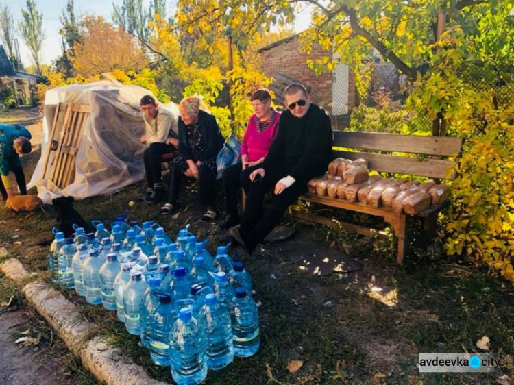 Жителям прифронтового Опытного доставили питьевую воду (ФОТО)