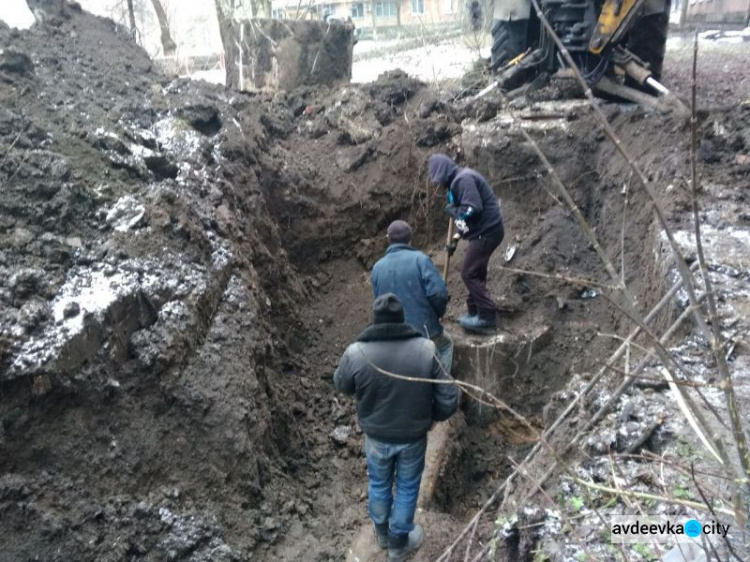 В Авдеевке меняют старые металлические трубы на новую пластиковую “гуманитарку” (ФОТО)