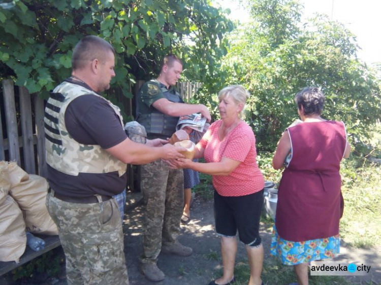 Маскировочную сетку, одежду и хлеб раздали офицеры Cimic Avdeevka (ФОТО)