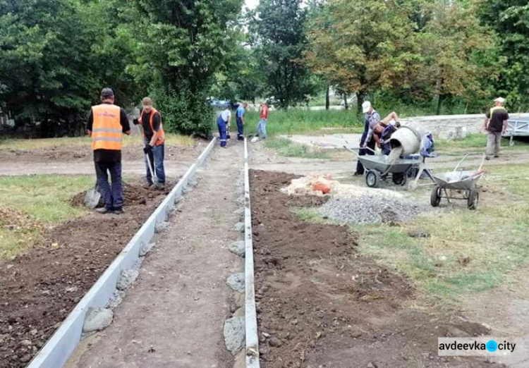 В Авдеевке коммунальщики обустраивают пешеходную дорожку к социально важным объектам