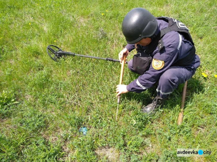 Донбасс восстанавливали и спасали от новых взрывов (ФОТО)