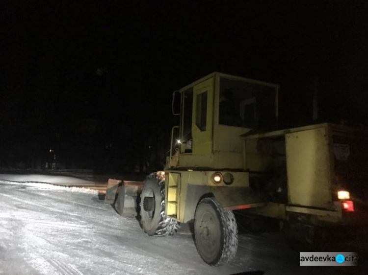 Как Авдеевку освобождают от снега: фоторепортаж