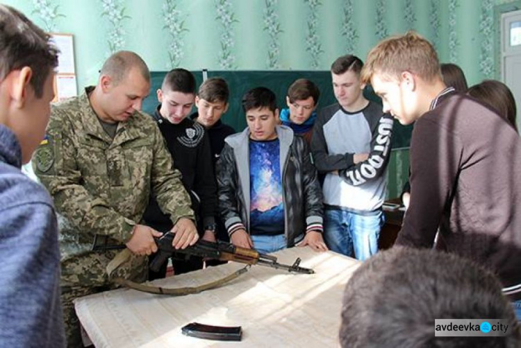 В Авдеевке школьников обучают офицеры ВСУ (ФОТО)