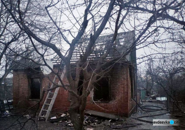 В Авдіївці поліція розслідує пожежу, в який загинули літній чоловік та його донька