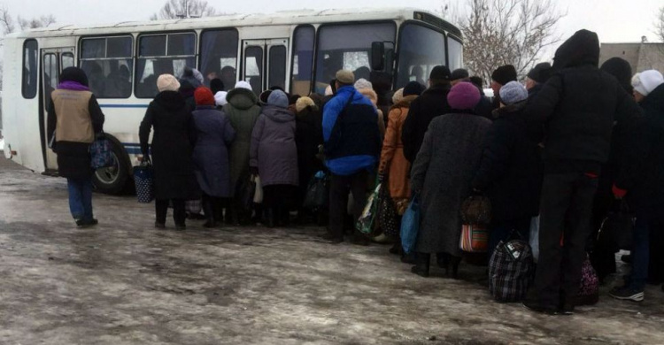 Зима пришла "внезапно" и ухудшила условия на КПВВ (ФОТО)