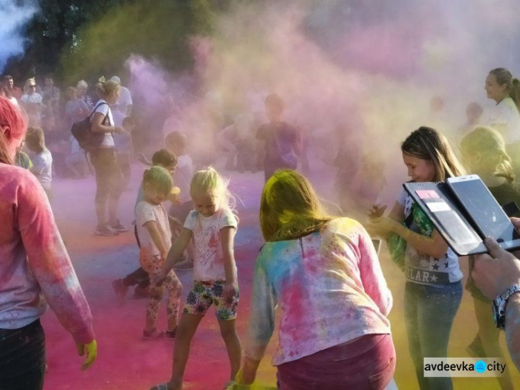 Будущим авдеевским первоклассникам подарили портфели и яркий праздник (ФОТОРЕПОРТАЖ)