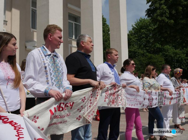 Возле Донецкой ОГА развернули уникальный 74-метровый "рушник единства" (ФОТО)