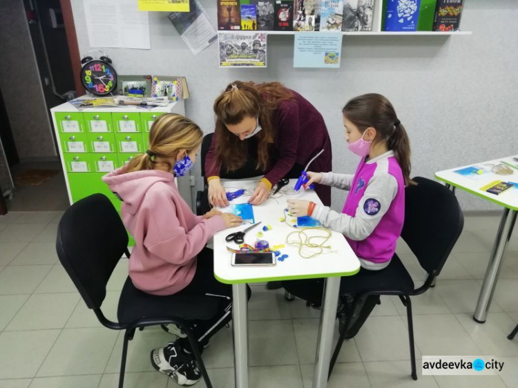 В Авдеевке ко Дню ВСУ провели мастер-класс и организовали выставки в библиотеках