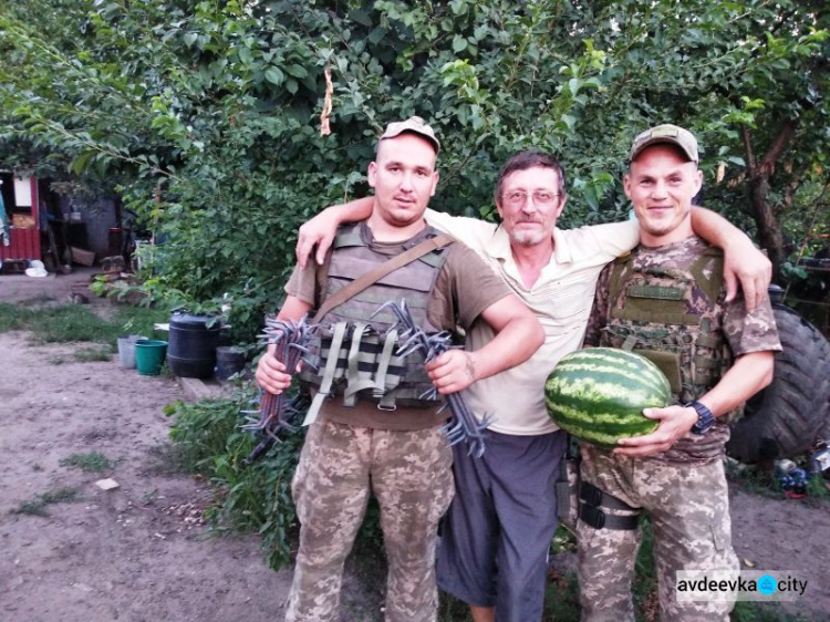 Защитникам Авдеевки привезли маскировку и вкусности