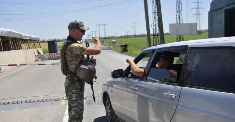 На КПВВ области фиксируют снижение транспортного и пассажирского потока