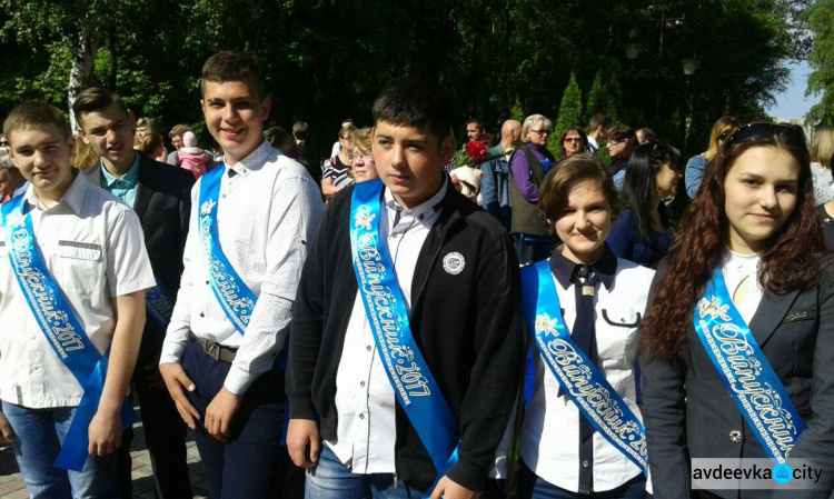 В Авдеевских школах прозвенели последние звонки (ФОТОРЕПОРТАЖ)