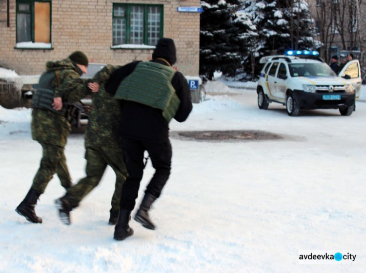 В Авдеевке провели спецоперацию: появились фото освобождения человека