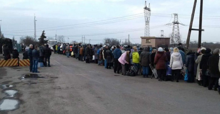 Пограничники начали использовать на КПВВ новую базу данных и это отразилось на очередях