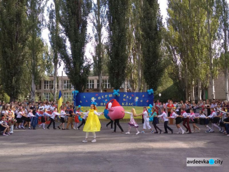 Фоторепортаж: День знаний в Авдеевке - вышиванки, юбилей, улыбки и слёзы