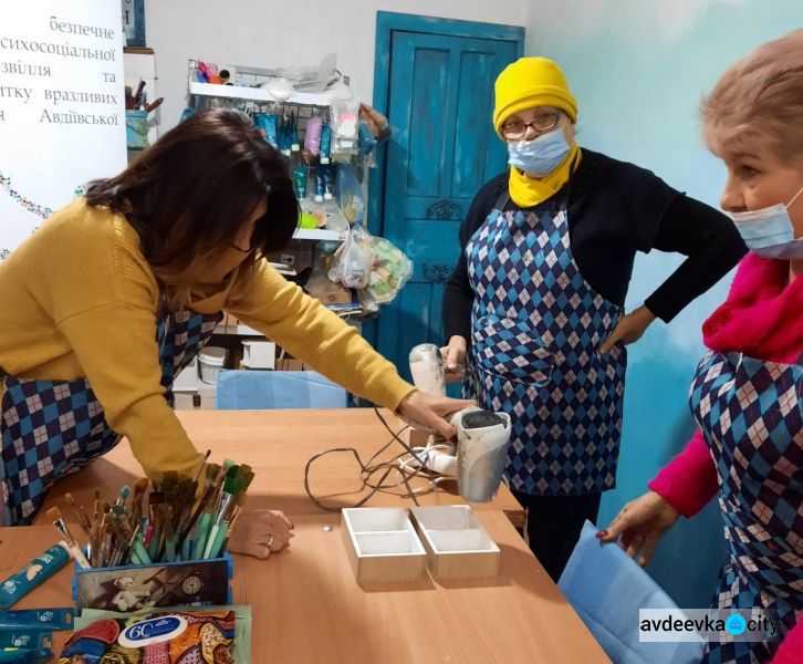 В Авдіївці майстрині-початківці вчилися працювати в техніці декупаж