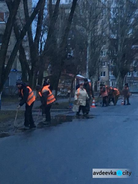 Авдеевские коммунальщики активно взялись за уборку города (ФОТОФАКТ)