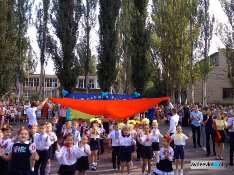 Фоторепортаж: День знаний в Авдеевке - вышиванки, юбилей, улыбки и слёзы