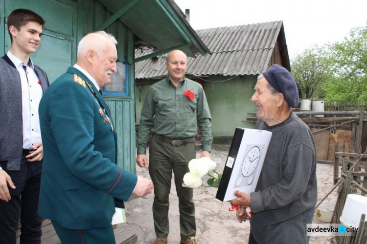 В Авдеевке ветеранам вручали цветы и часы (ФОТО)